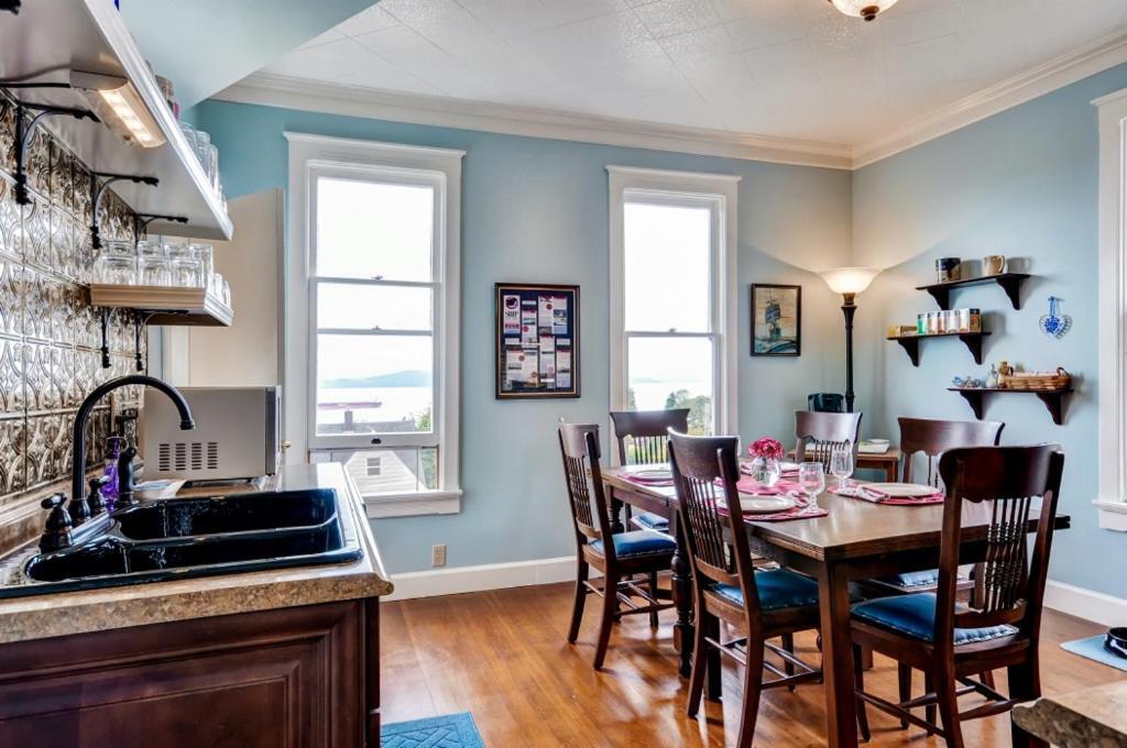 Astoria Painted Lady Historic Apt With River View! Buitenkant foto