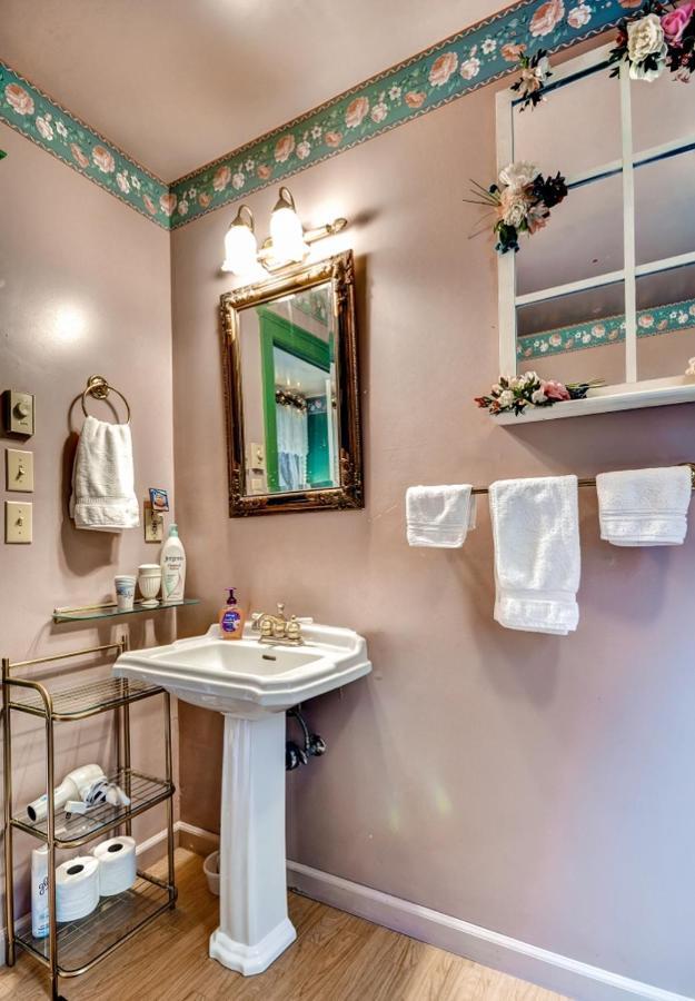 Astoria Painted Lady Historic Apt With River View! Buitenkant foto