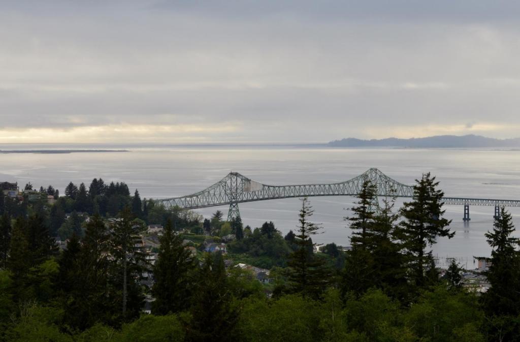 Astoria Painted Lady Historic Apt With River View! Buitenkant foto