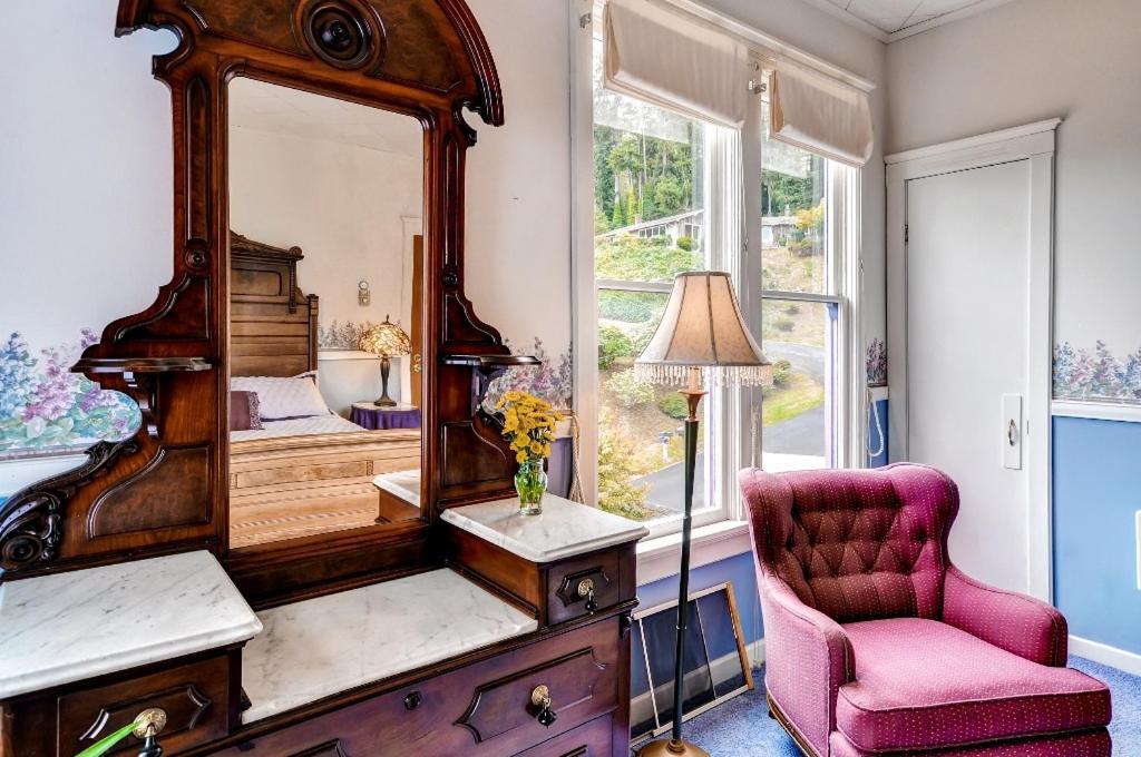 Astoria Painted Lady Historic Apt With River View! Buitenkant foto